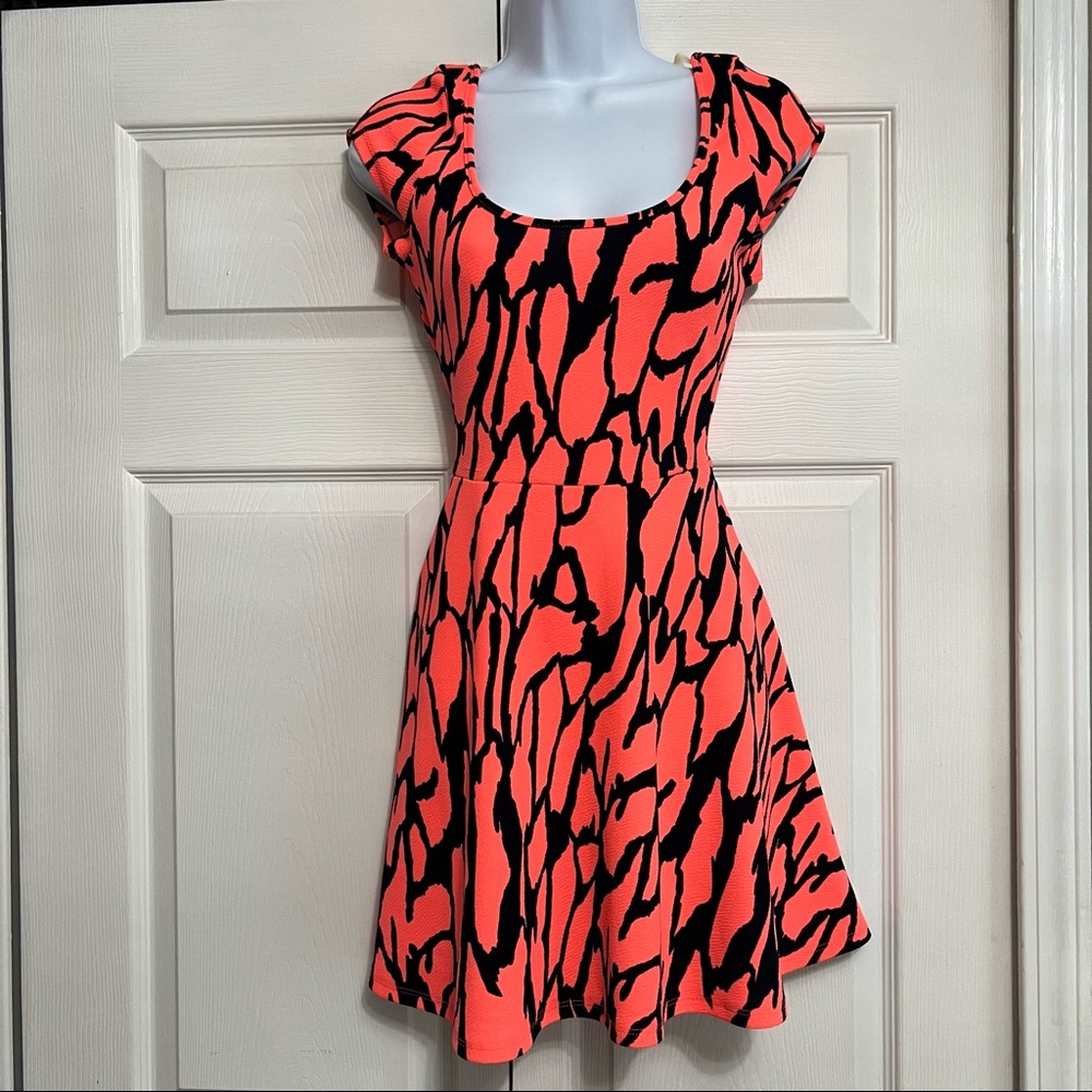 2B BEBE pattern print  cut out skater dress